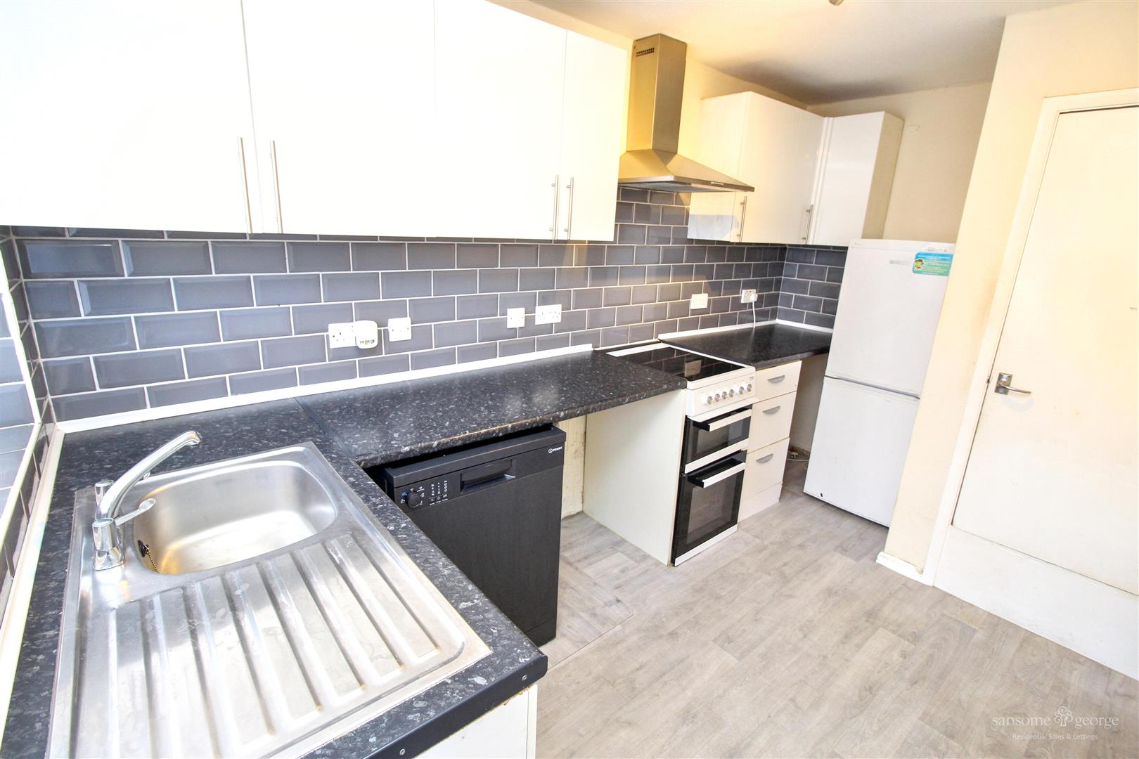 3 bed property in Poole Close, Reading